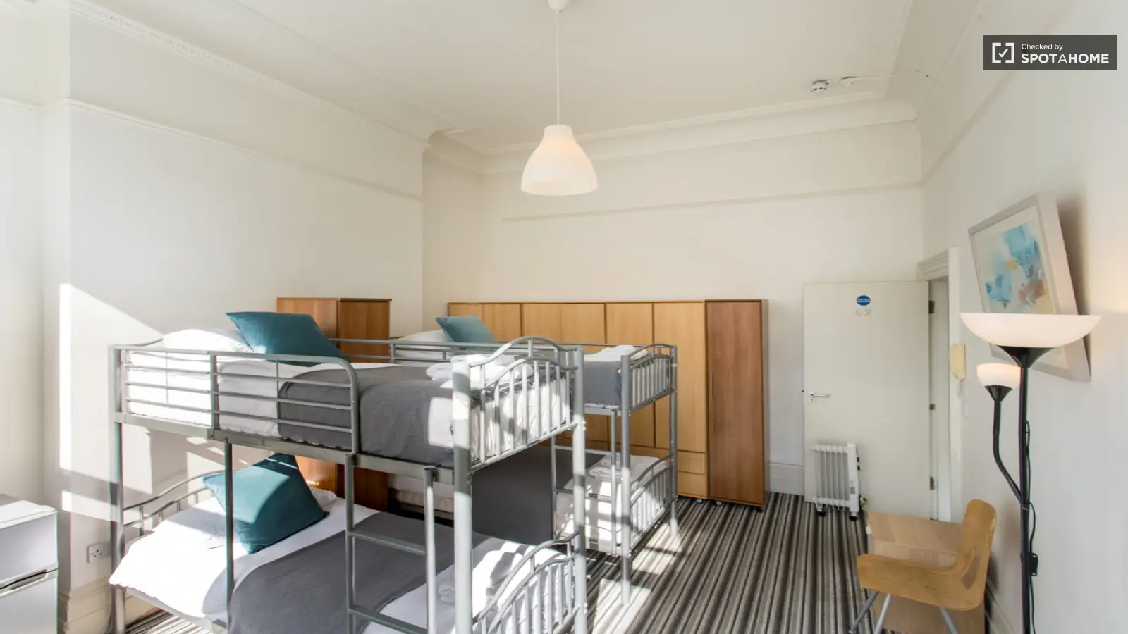 Room Earl's Court Road in Greater London