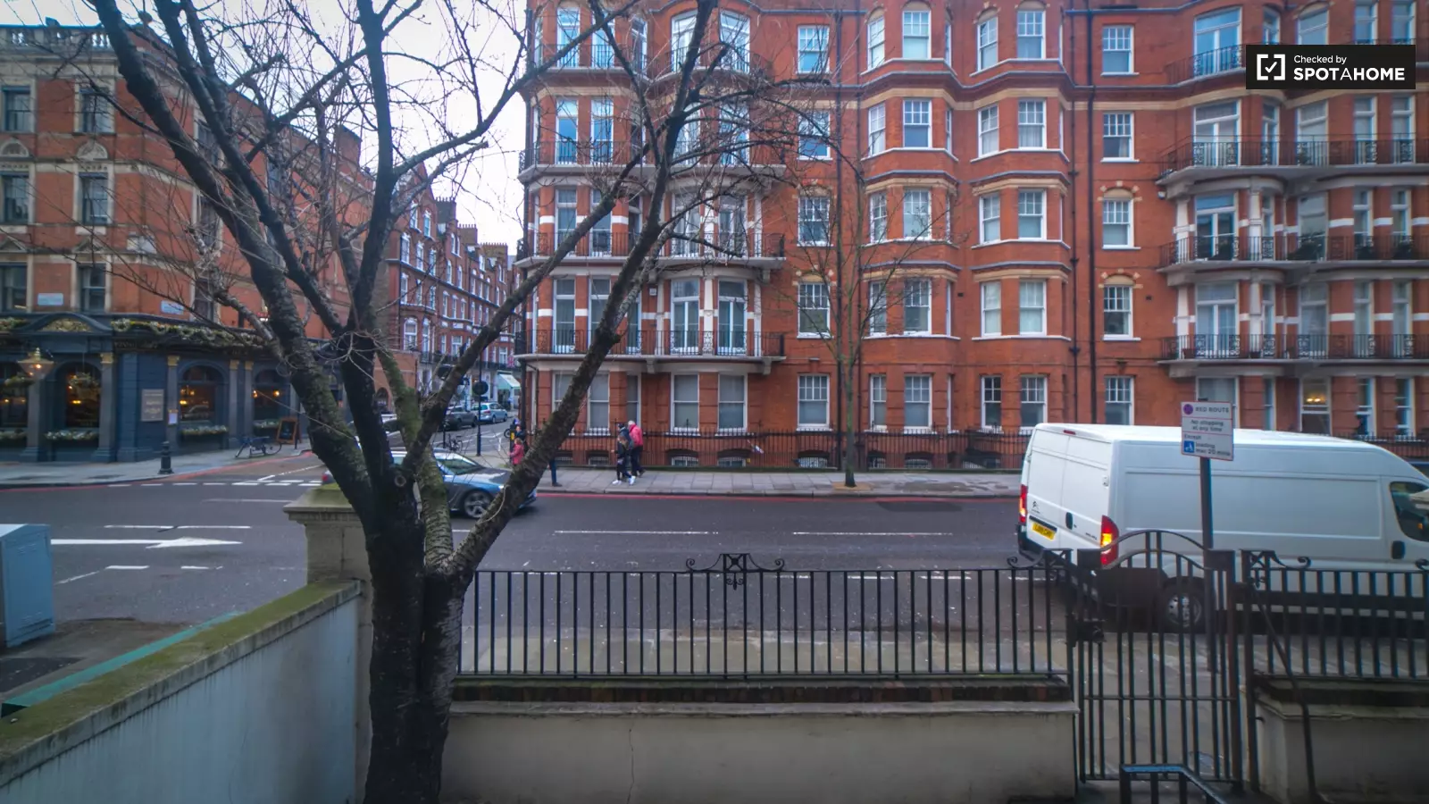 Flat Earl's Court Road in Greater London