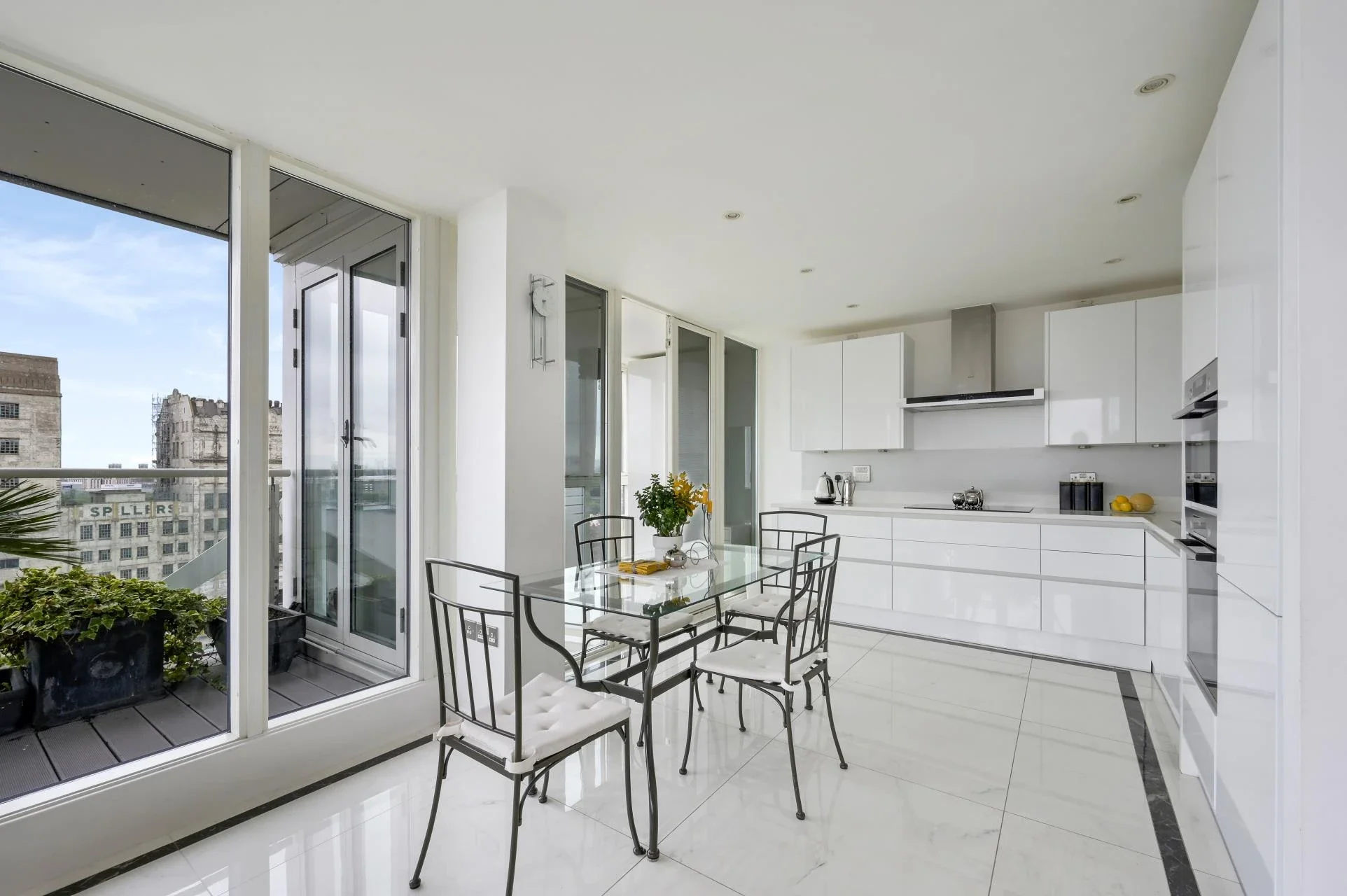 Flat Rayleigh Road in Greater London