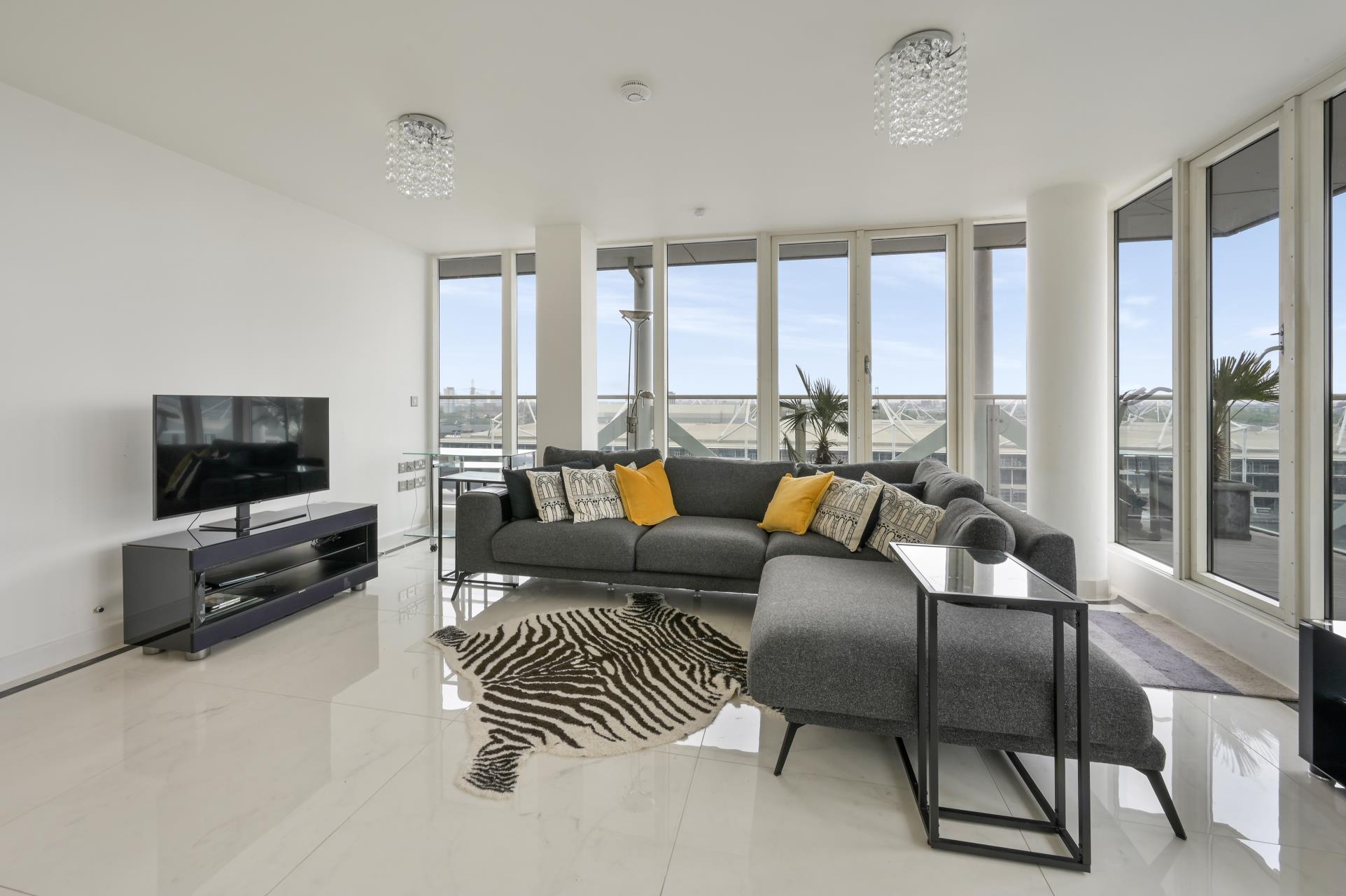 Flat Rayleigh Road in Greater London