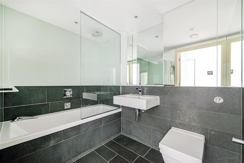 Flat Mildenhall Road in Greater London