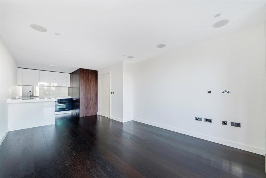 Flat Mildenhall Road in Greater London