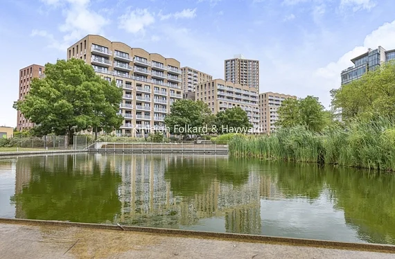 Flat Lakeside Drive in Greater London