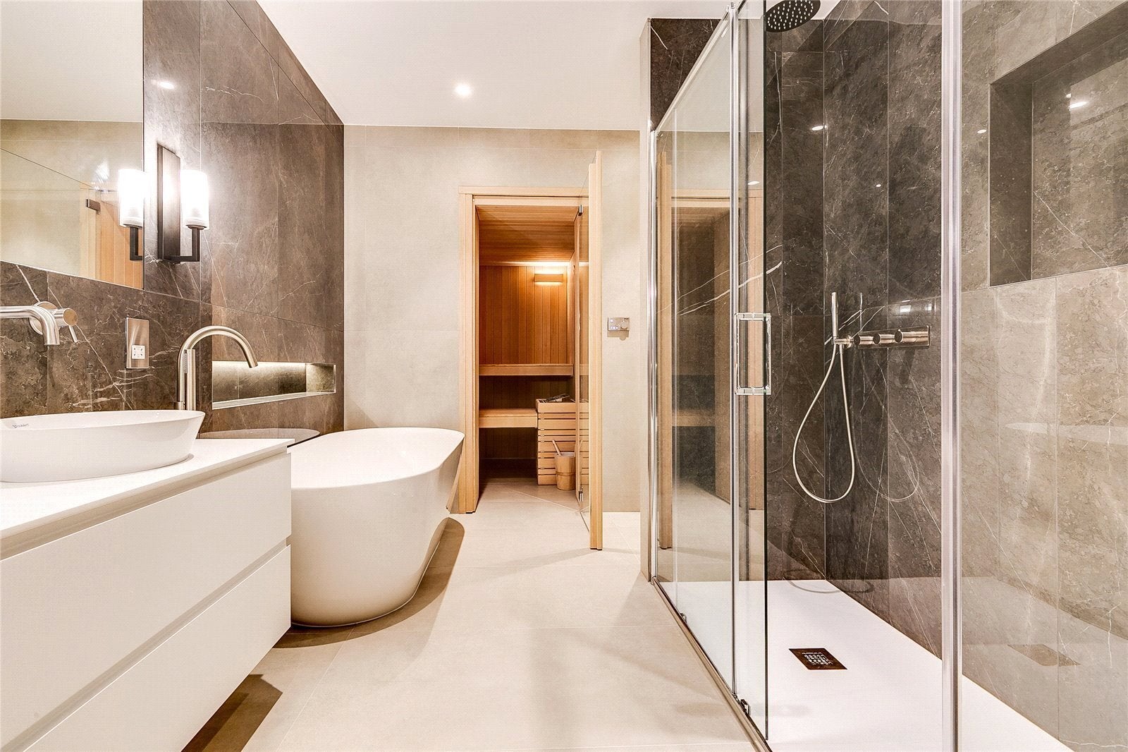 Flat Kingsford Street in Greater London