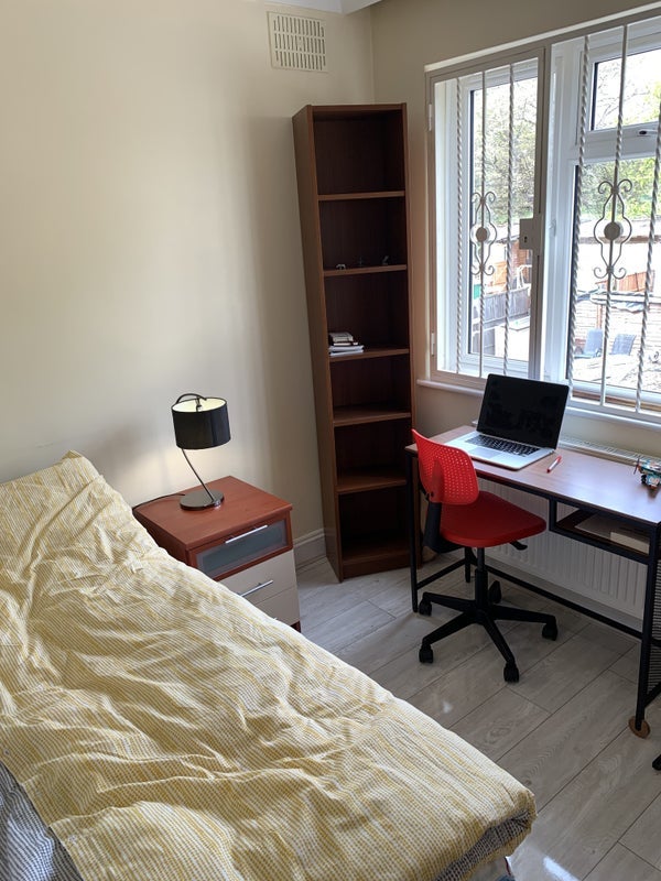 Room Devonshire Hill Lane in Greater London