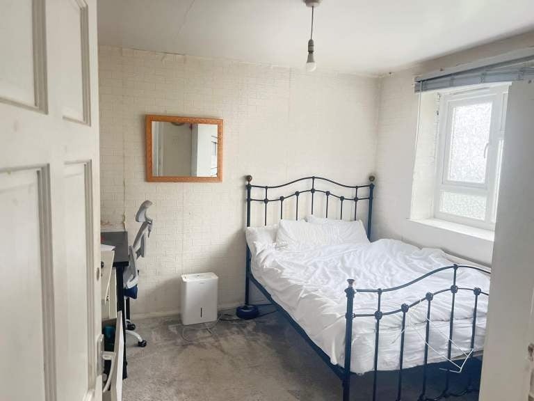 Room Halley Road in Greater London