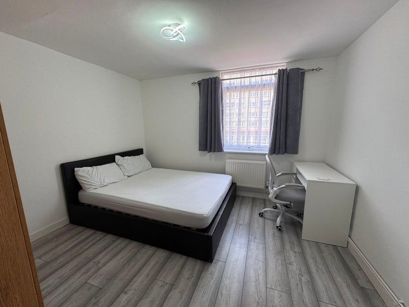 Room Leonard Robbins Path in Greater London