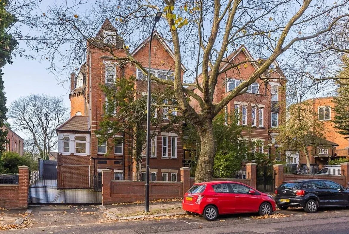 Flat Fitzjohn's Avenue in Greater London