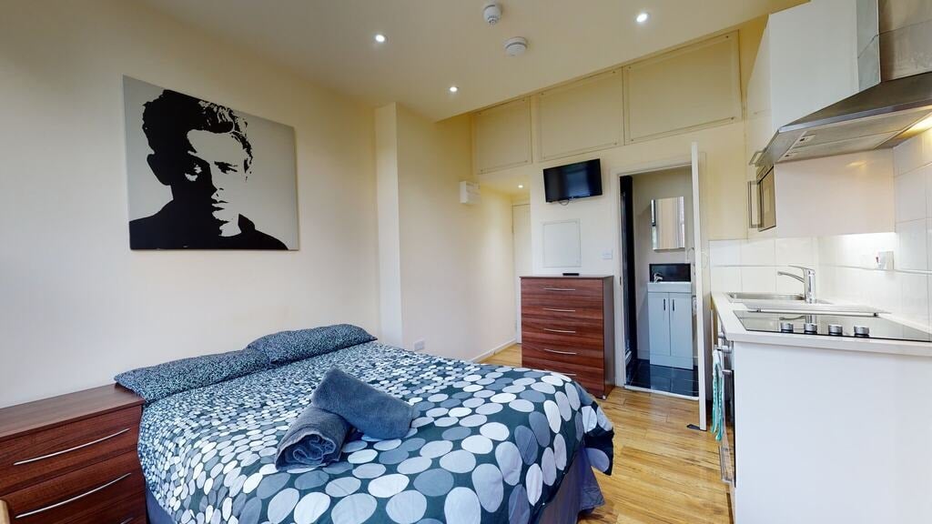 Room St. Pauls Avenue in Greater London