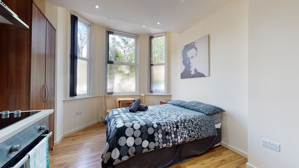 Room St. Pauls Avenue in Greater London