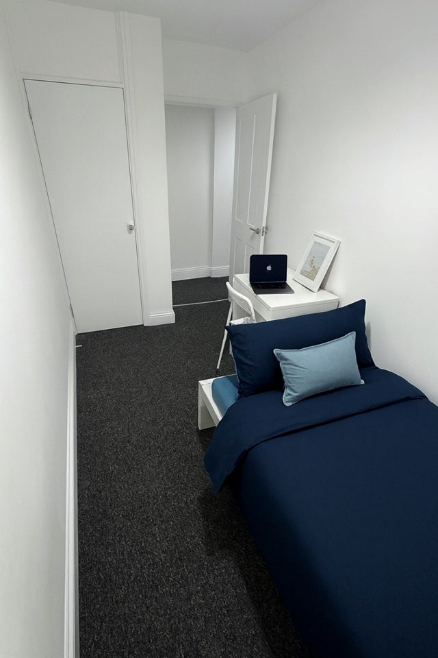 Room Lorrimore Square in Greater London