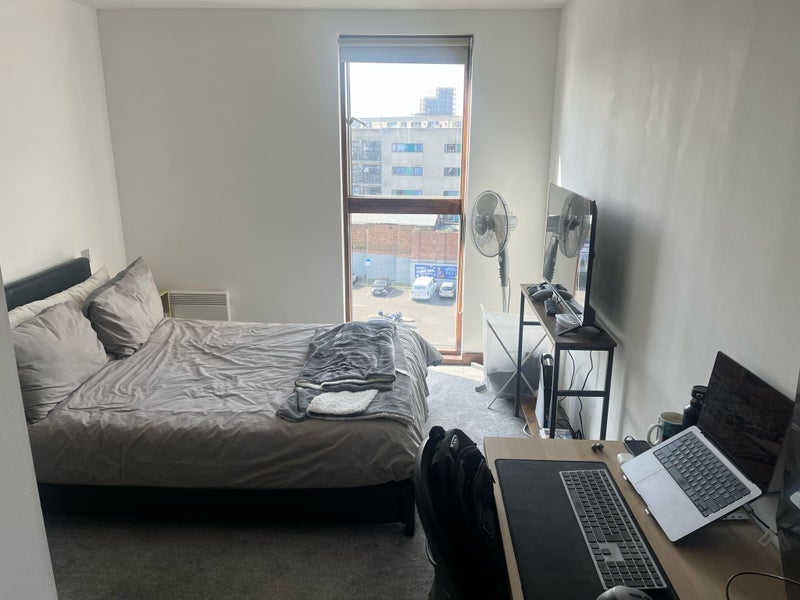 Room Burdett Road in Greater London