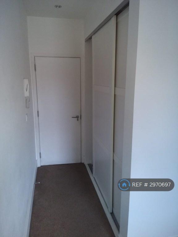 Room Western Elms Avenue in Reading