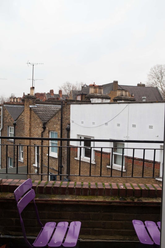 Room Calvert Avenue in Greater London