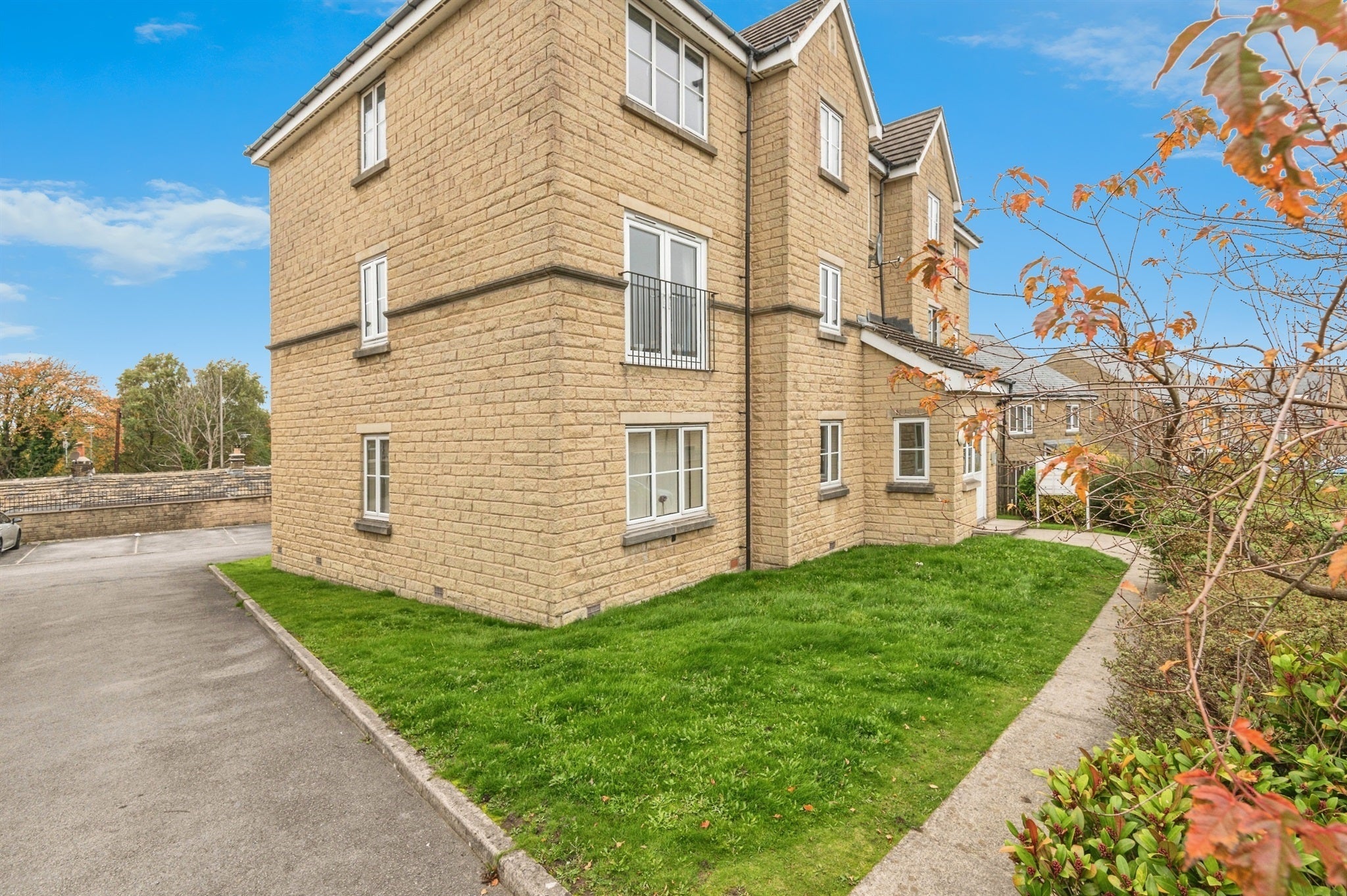 Flat Yateholm Drive in Bradford