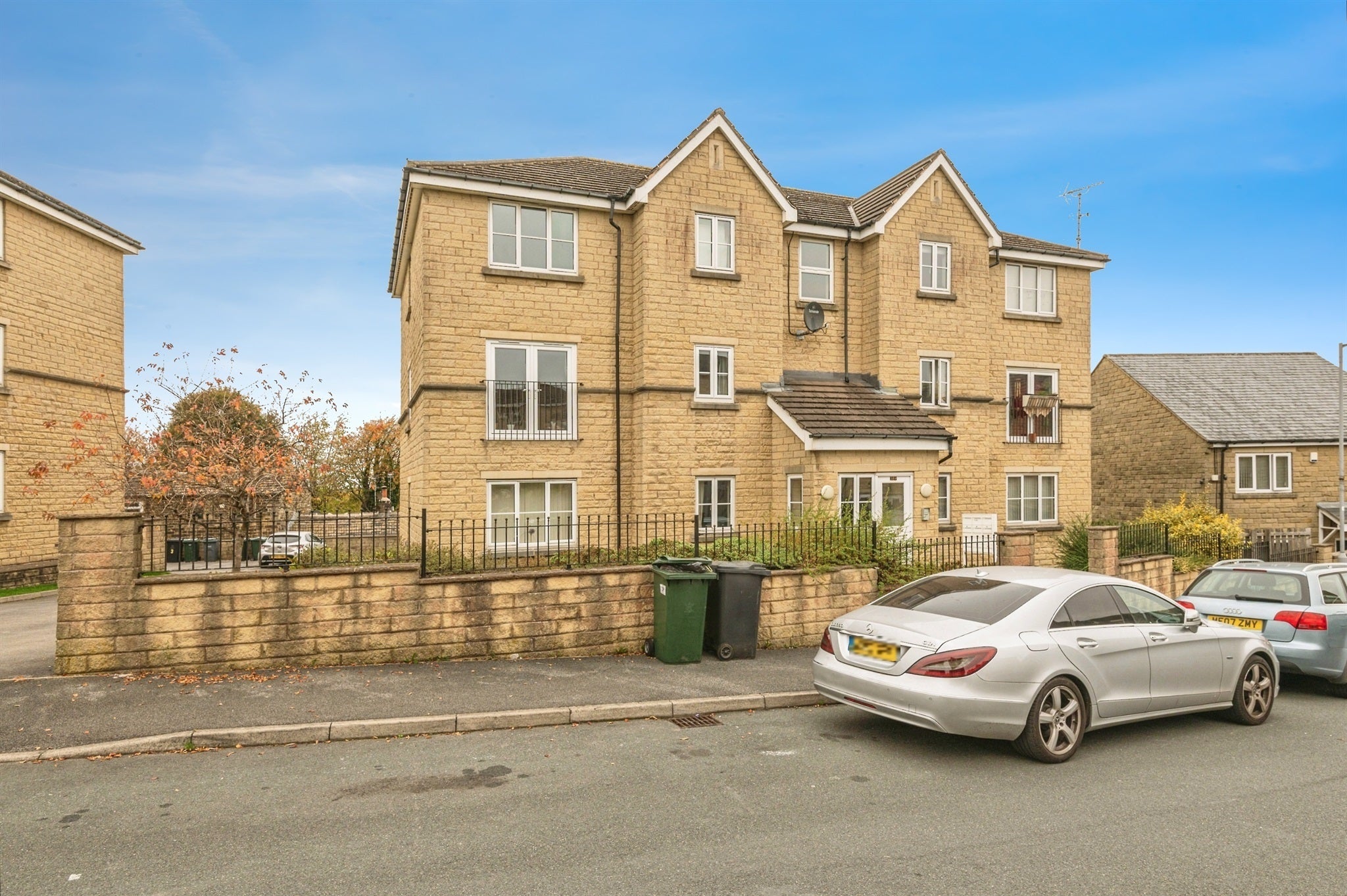 Flat Yateholm Drive in Bradford