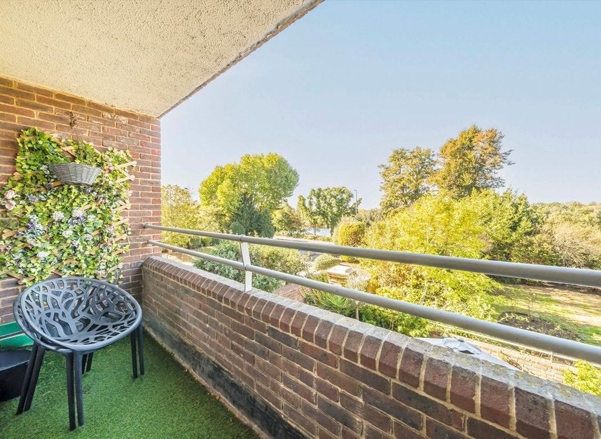Flat Anglesea Road in Greater London