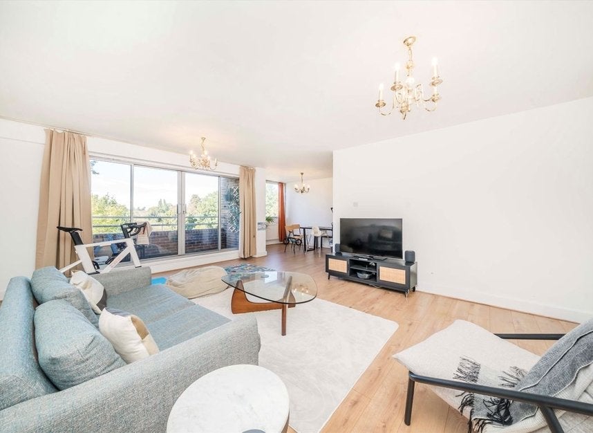 Flat Anglesea Road in Greater London