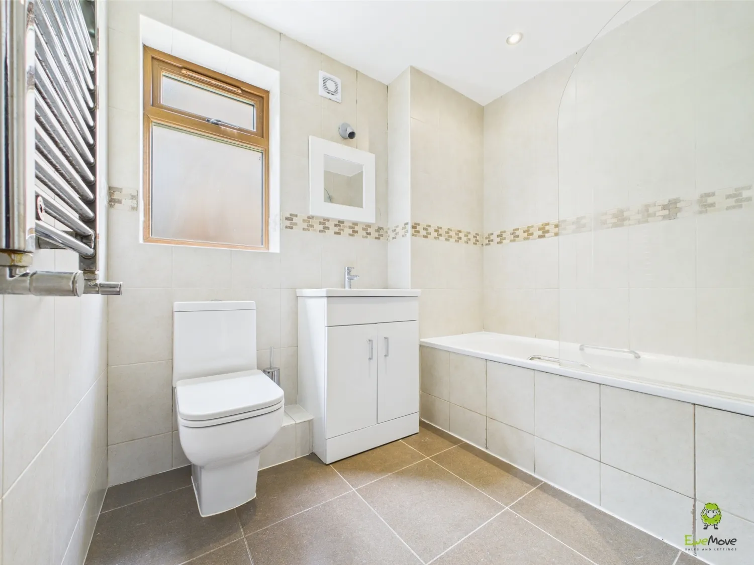 Flat Mayplace Road East in Greater London