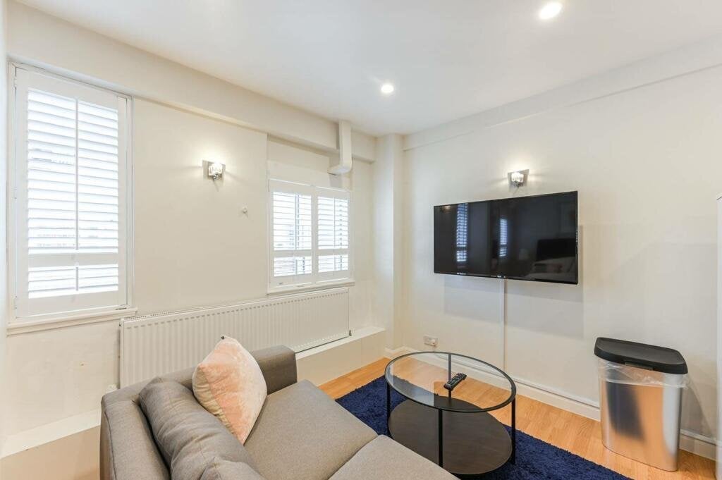 Flat Sloane Avenue in Greater London