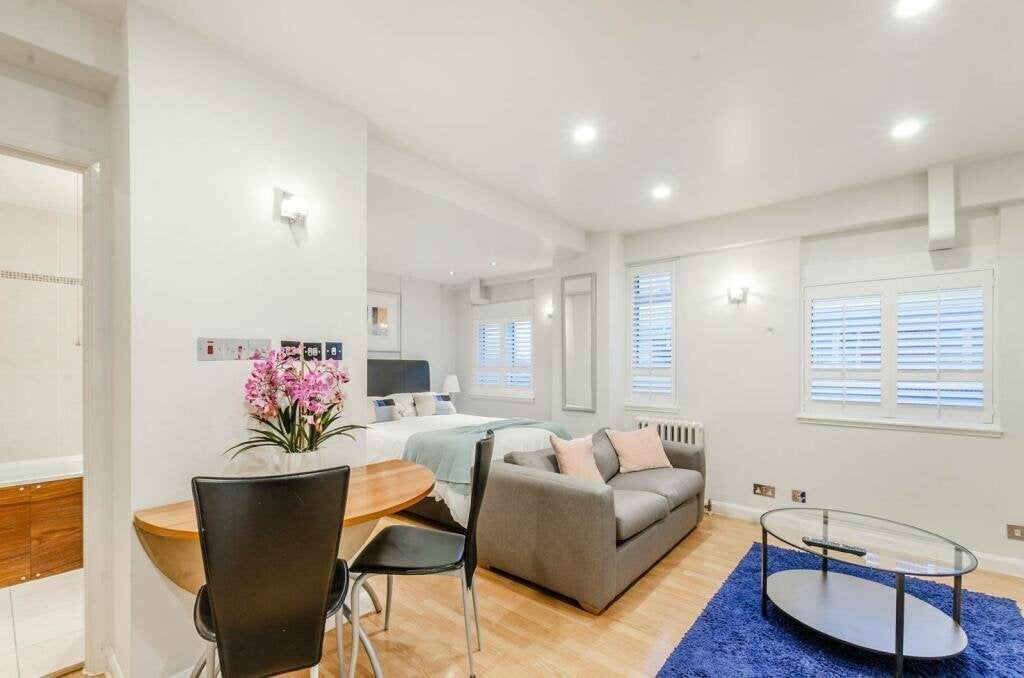 Flat Sloane Avenue in Greater London