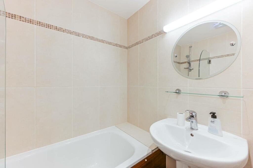 Flat Sloane Avenue in Greater London