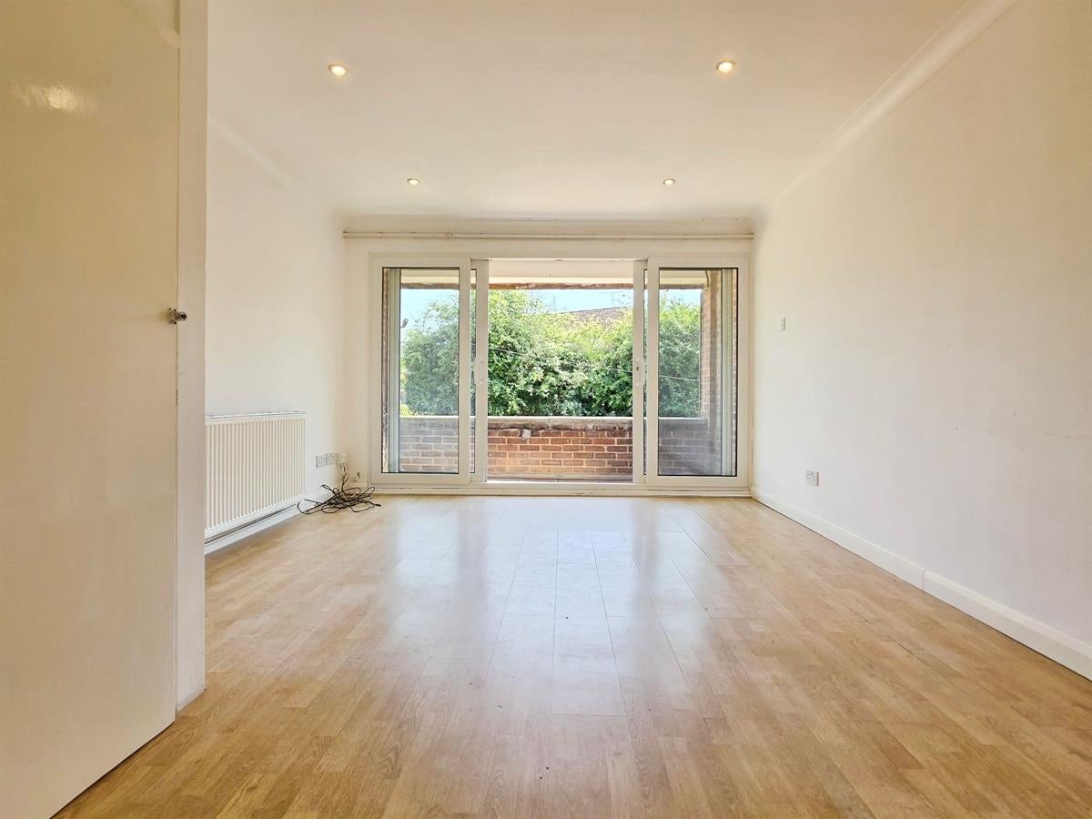 Flat Weydon Lane in Waverley