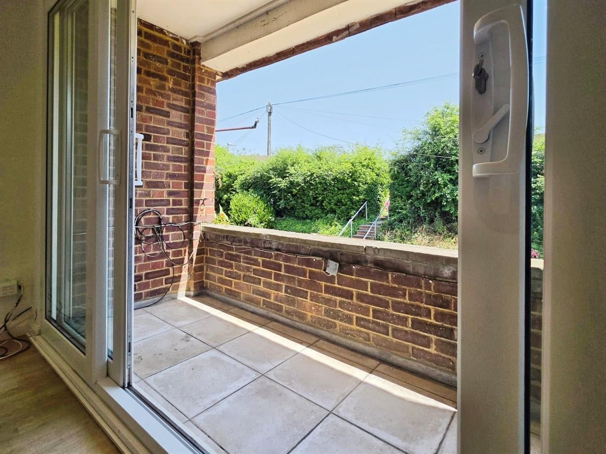 Flat Weydon Lane in Waverley