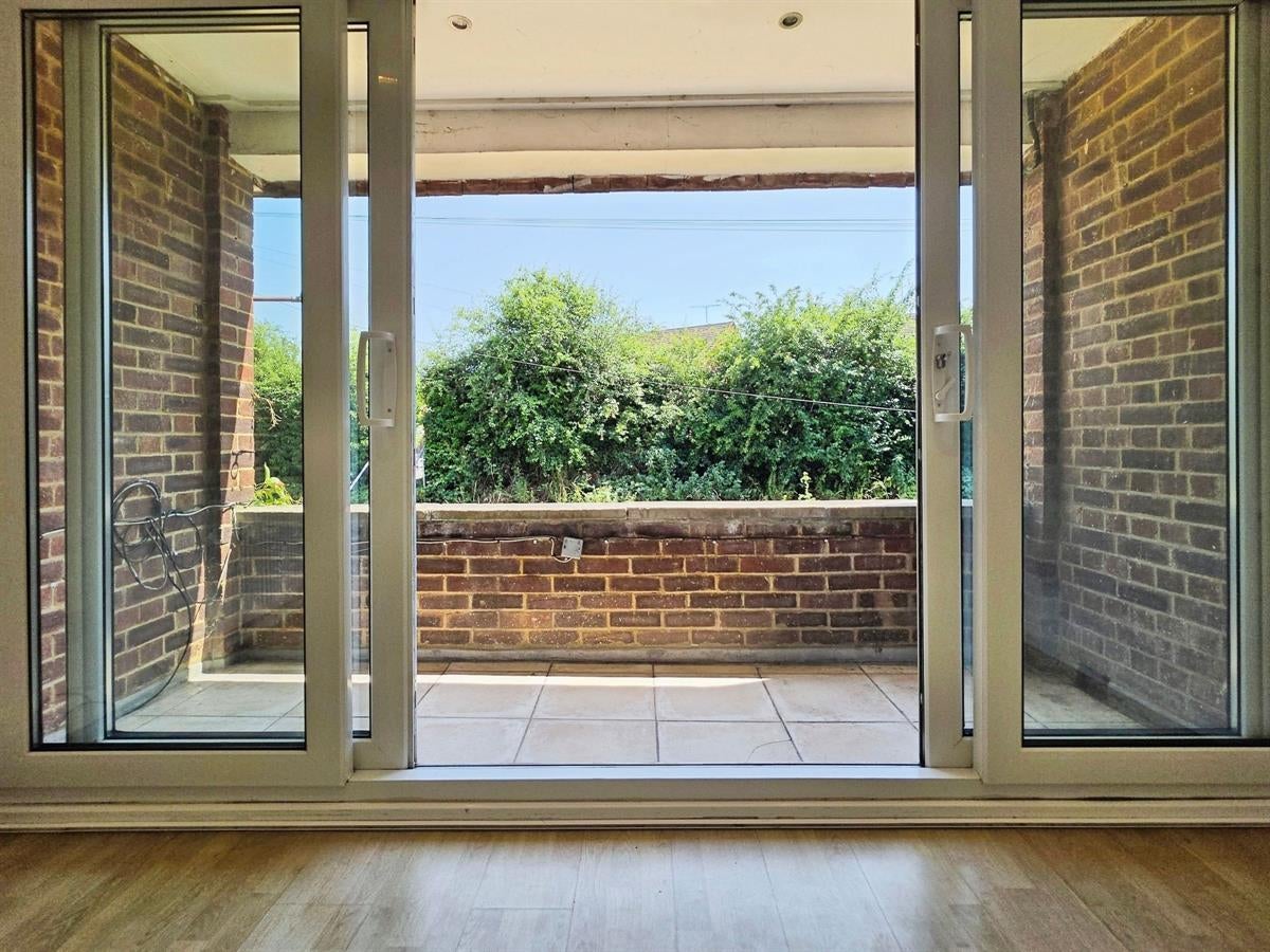 Flat Weydon Lane in Waverley