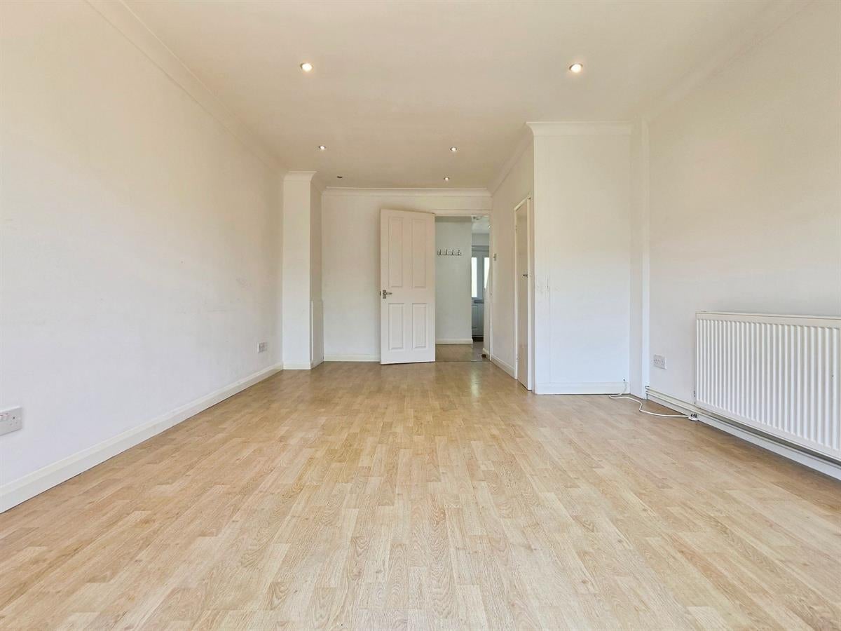 Flat Weydon Lane in Waverley