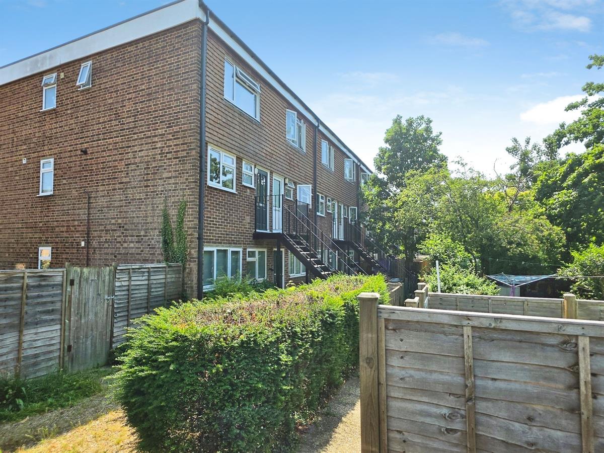 Flat Weydon Lane in Waverley