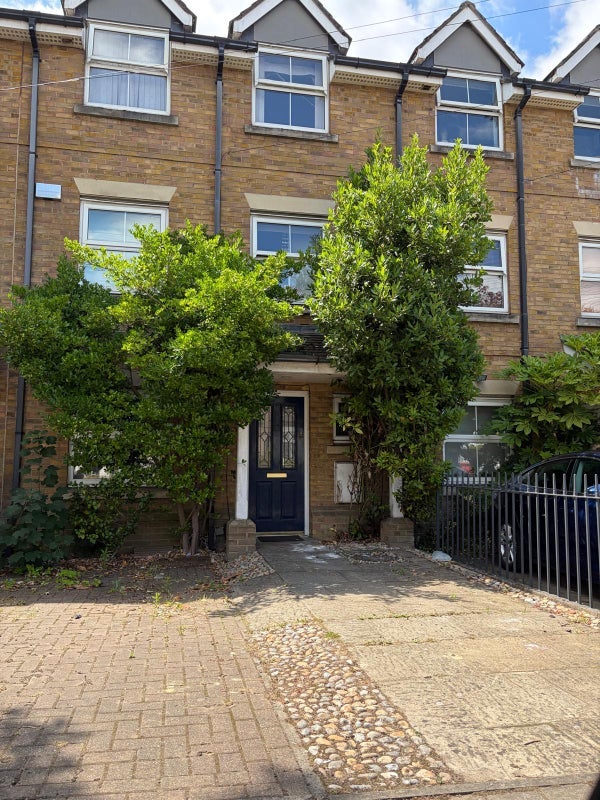 House Beechcroft Road in Greater London