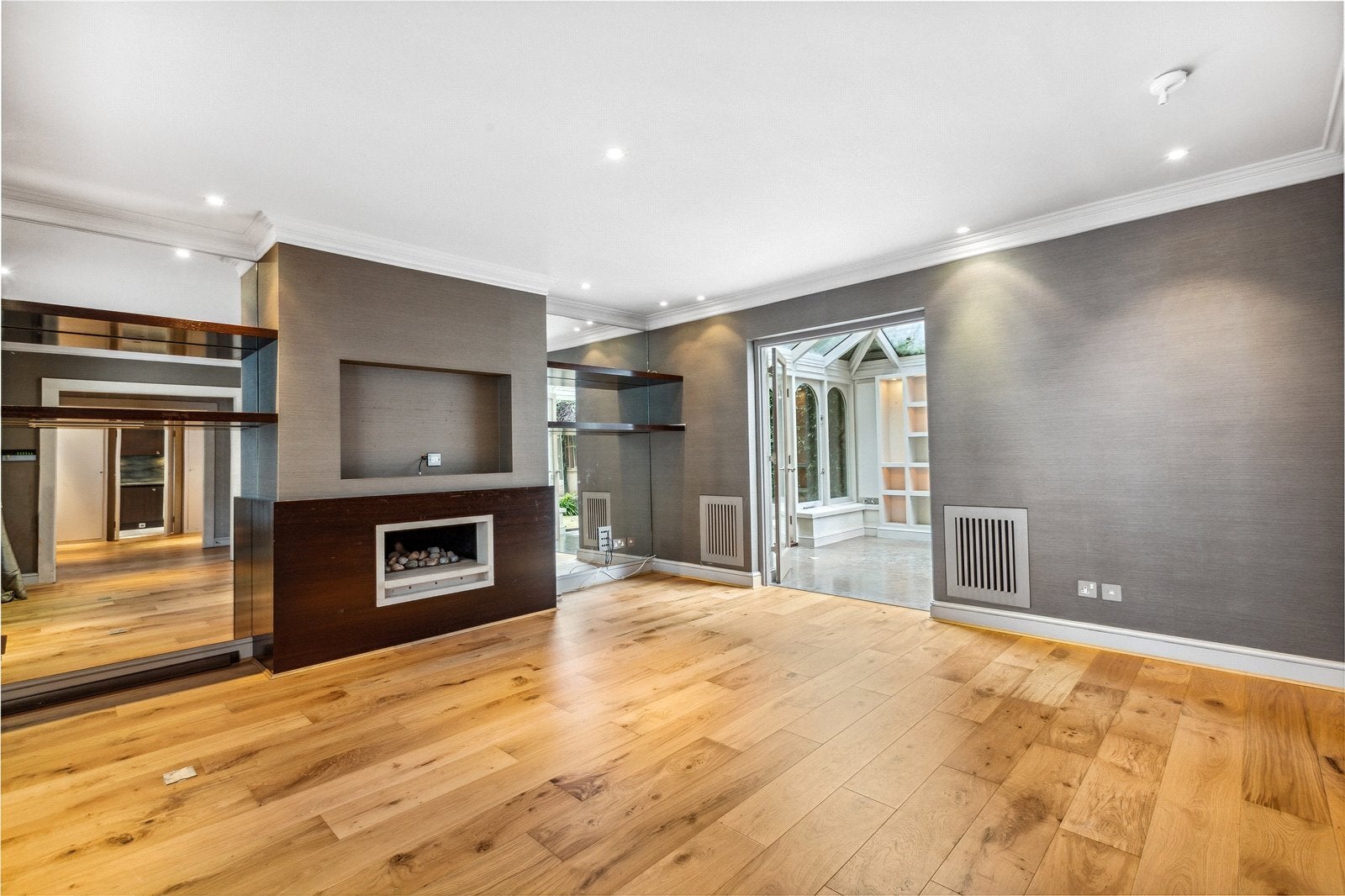 House Ansdell Terrace in Greater London