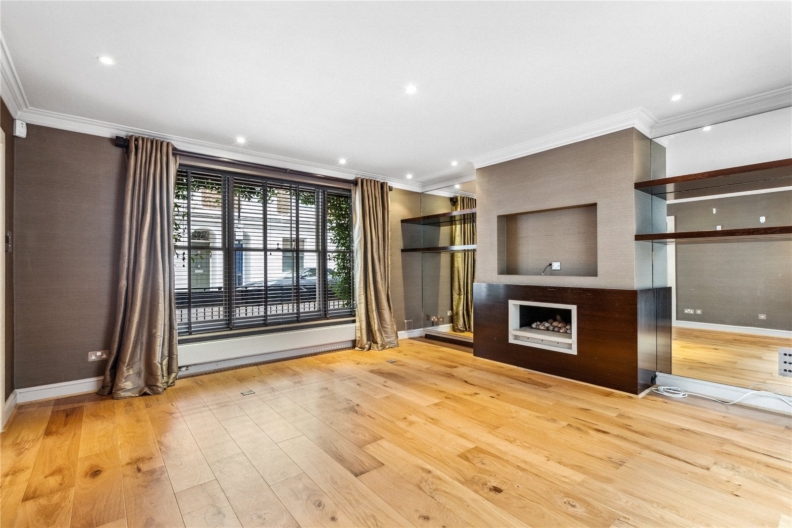 House Ansdell Terrace in Greater London
