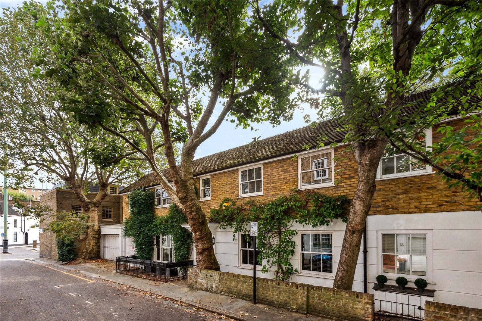 House Ansdell Terrace in Greater London