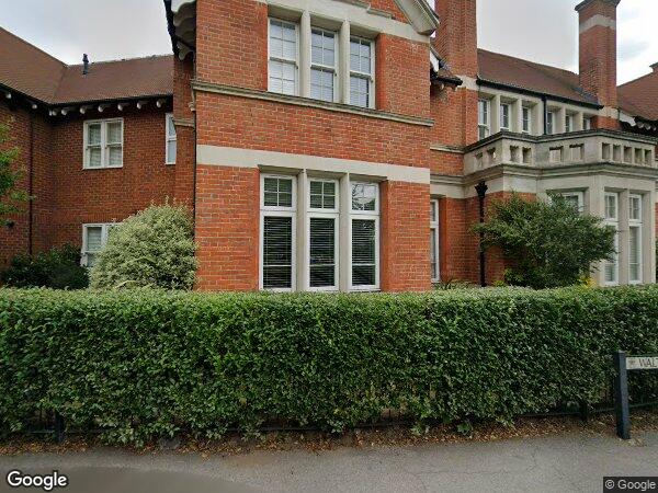 Flat Walton Road in Elmbridge