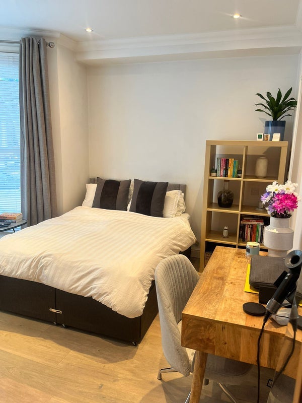 Flat Cotleigh Road in Greater London