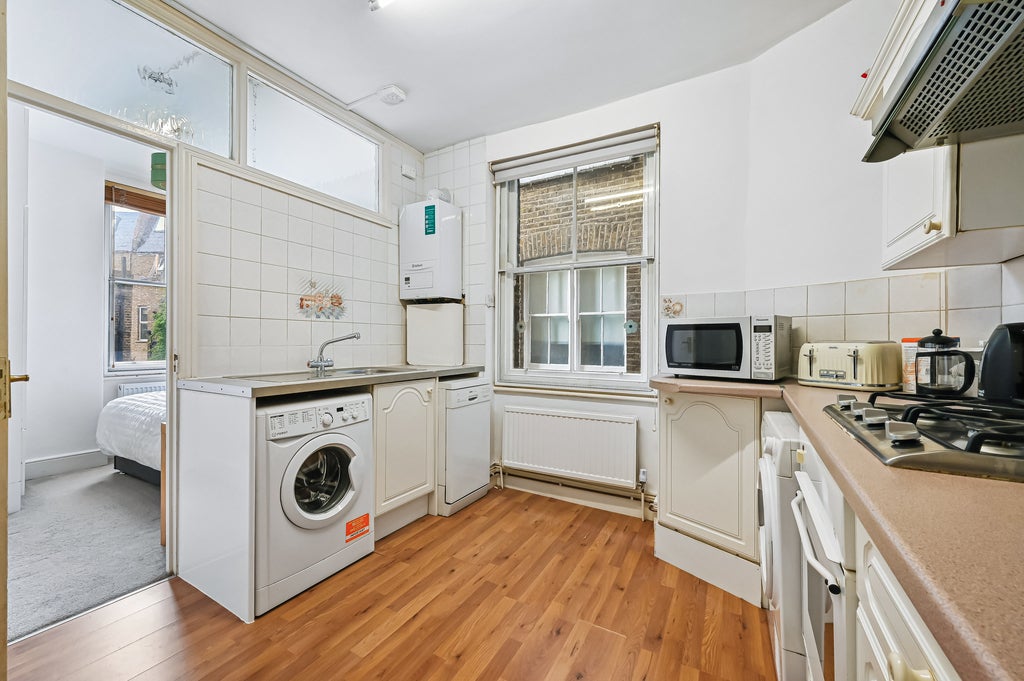Flat Lillie Road in Greater London