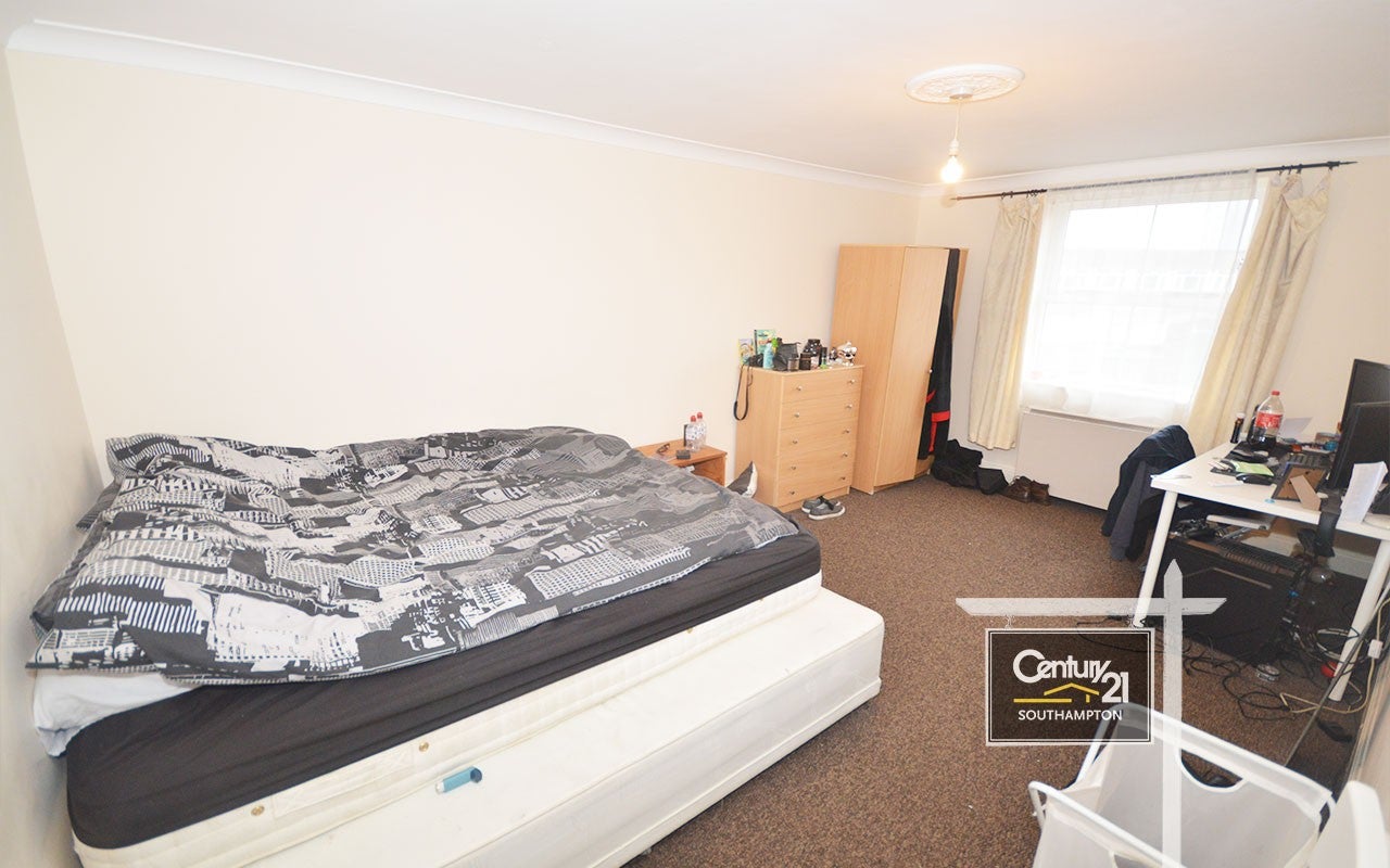 Flat Carlton Place in Southampton