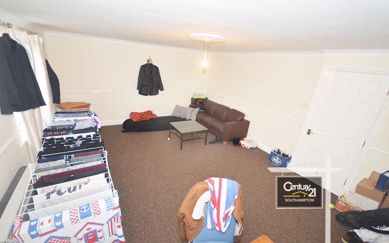 Flat Carlton Place in Southampton