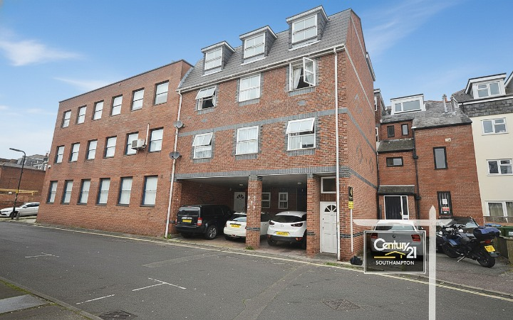 Flat Carlton Place in Southampton