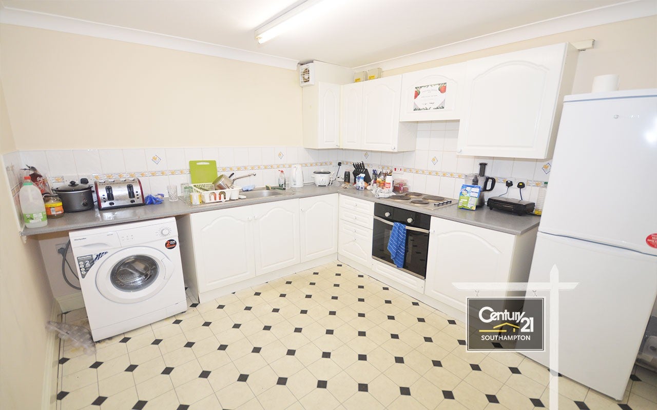 Flat Carlton Place in Southampton