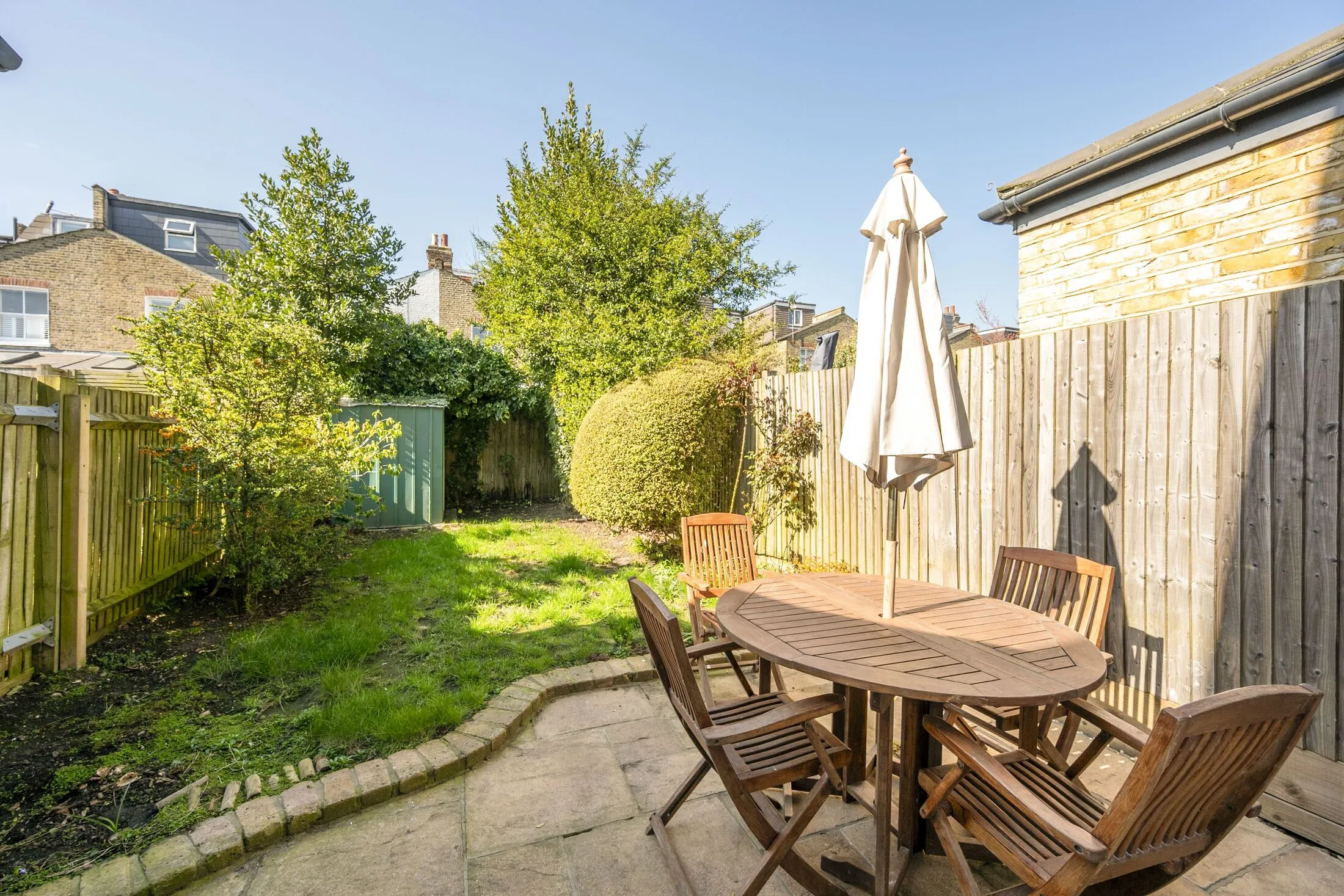 House Clonmore Street in Greater London