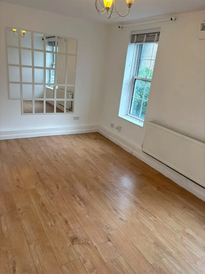 Flat Elwood Street in Greater London