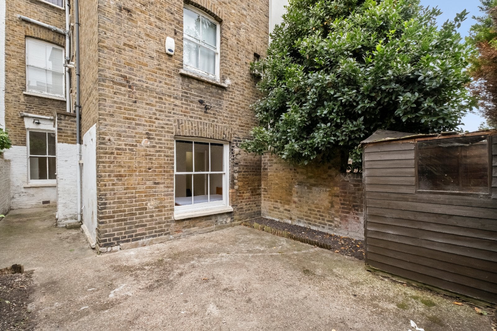 Flat Fernhead Road in City of Westminster