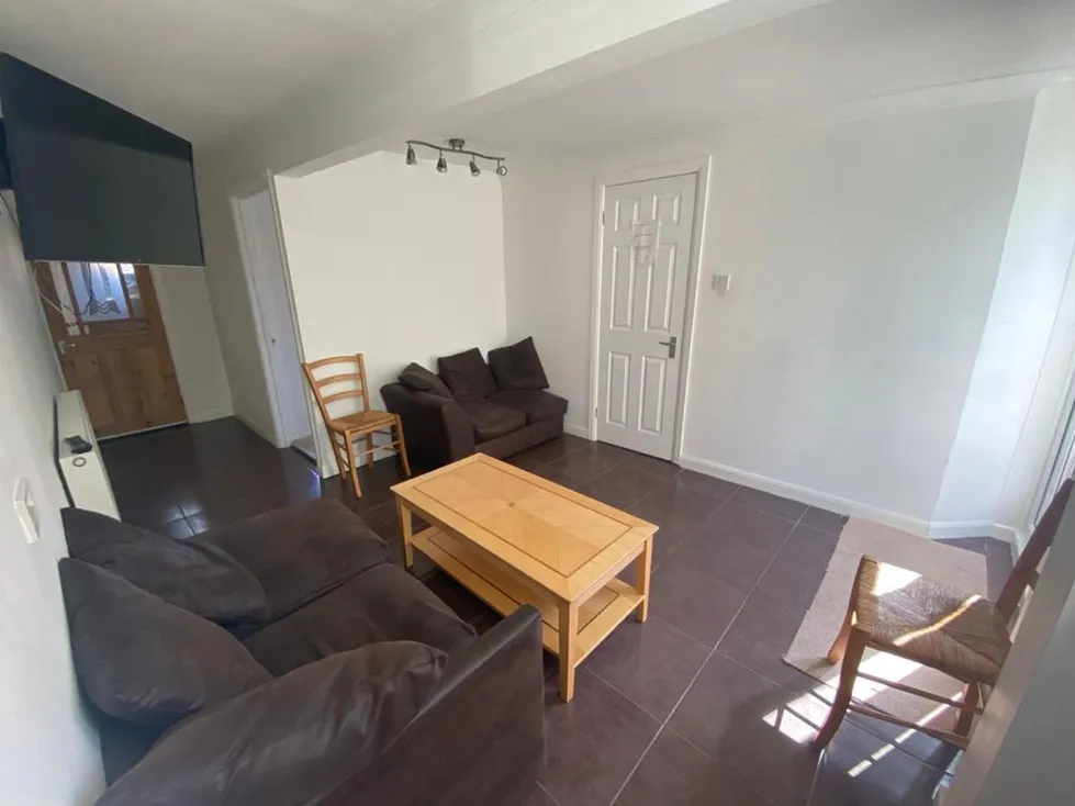 Room Applegarth Avenue in Guildford