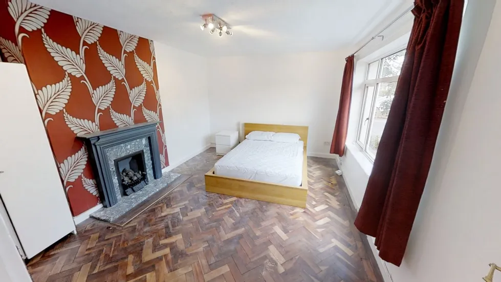 Room Applegarth Avenue in Guildford
