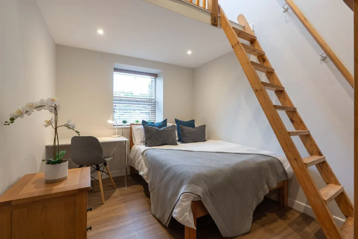 Flat Jesmond Road in Newcastle upon Tyne