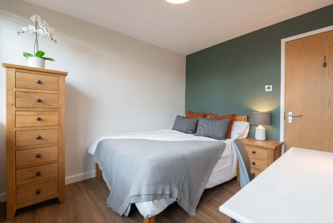 Flat Jesmond Road in Newcastle upon Tyne