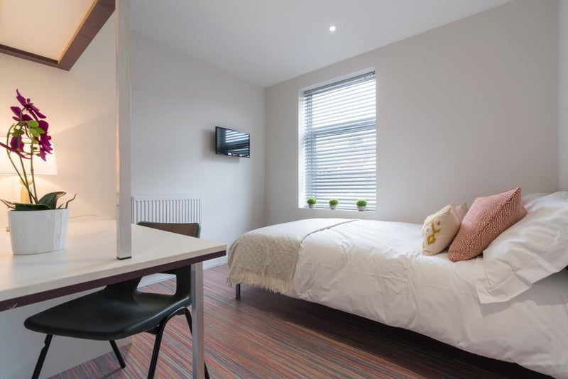 Room Crowther Street in Stoke-on-Trent